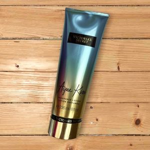 NWT Victoria's Secret Aqua Kiss Lotion 8 oz
